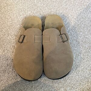 Women’s tan clogs
